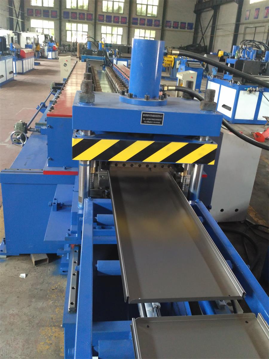 超市貨架層板生產(chǎn)線的特點及超市貨架的擺放